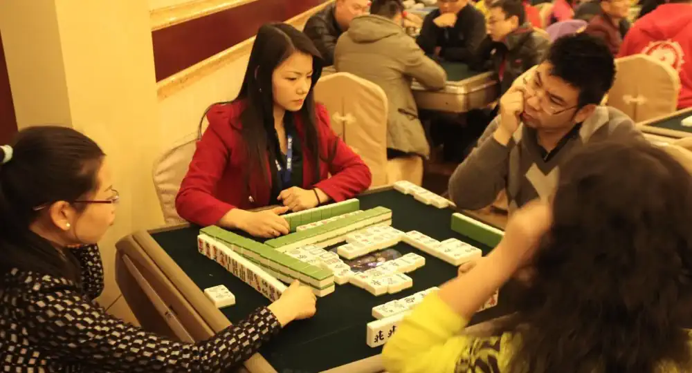 Mensen die traditionele Mahjong spelen